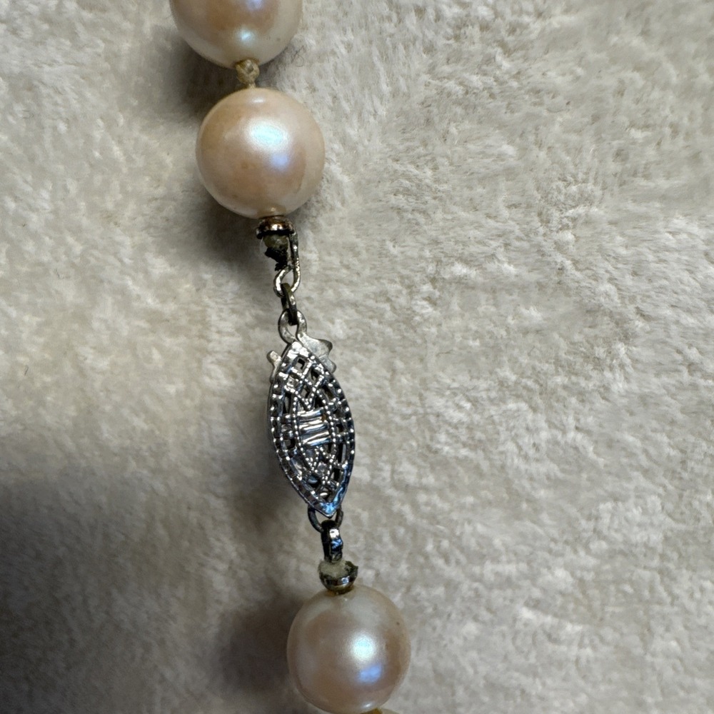 VTG Faux Pearl Necklace Knotted 24" Champagne W Silver Tone Clasp 6mm - Picture 5 of 7